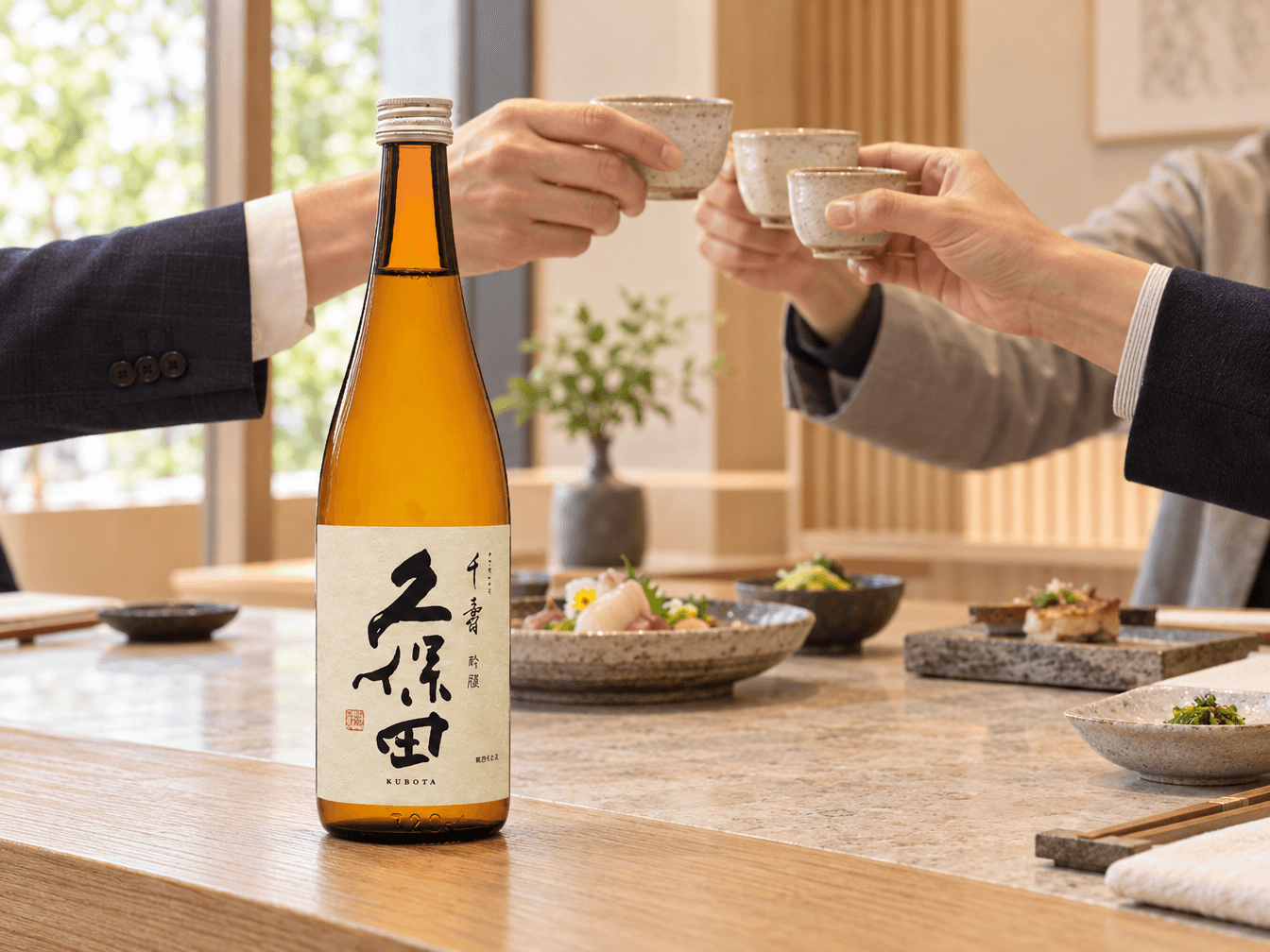 商务伙伴在日式餐桌前以久保田清酒举杯