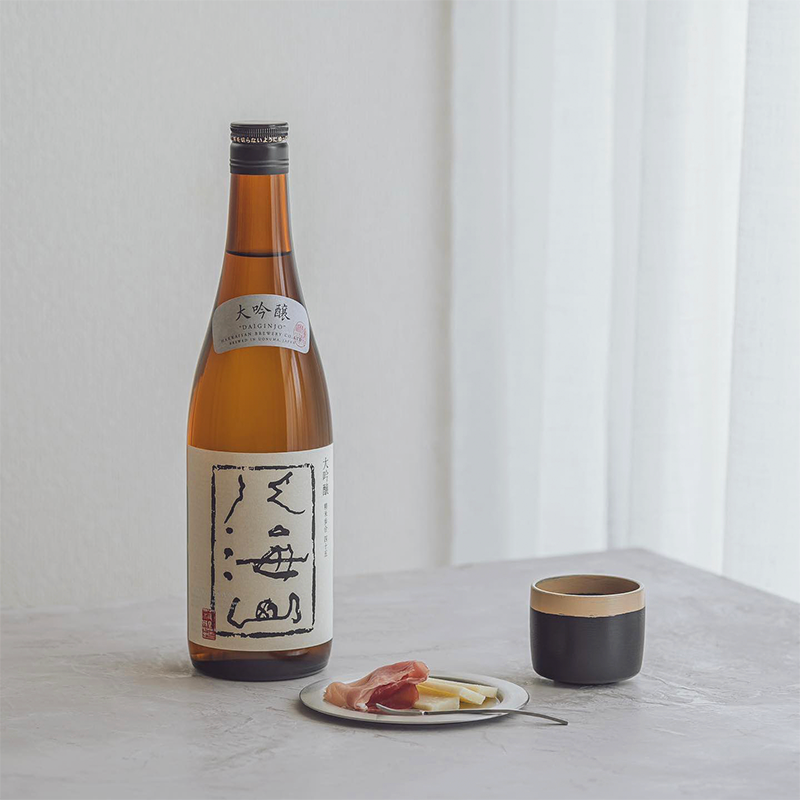 Hakkaisan Daiginjo Sake from Niigata Prefecture 720ml 15.5% with Gift Box